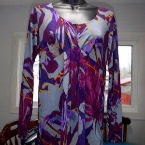 Daisy Fuentes artistic slinky top in size US M.